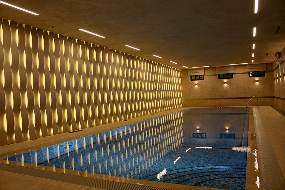 панели с подсветкой в бассейне